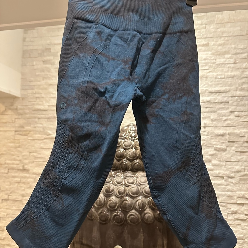 Lululemon Flow and Go cropped legging blue and black tie die size 4